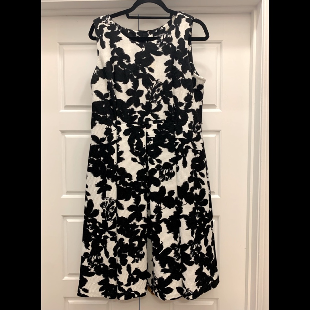 Like New Karl Lagerfeld fully-lined sleeveless a-line short dress size 14